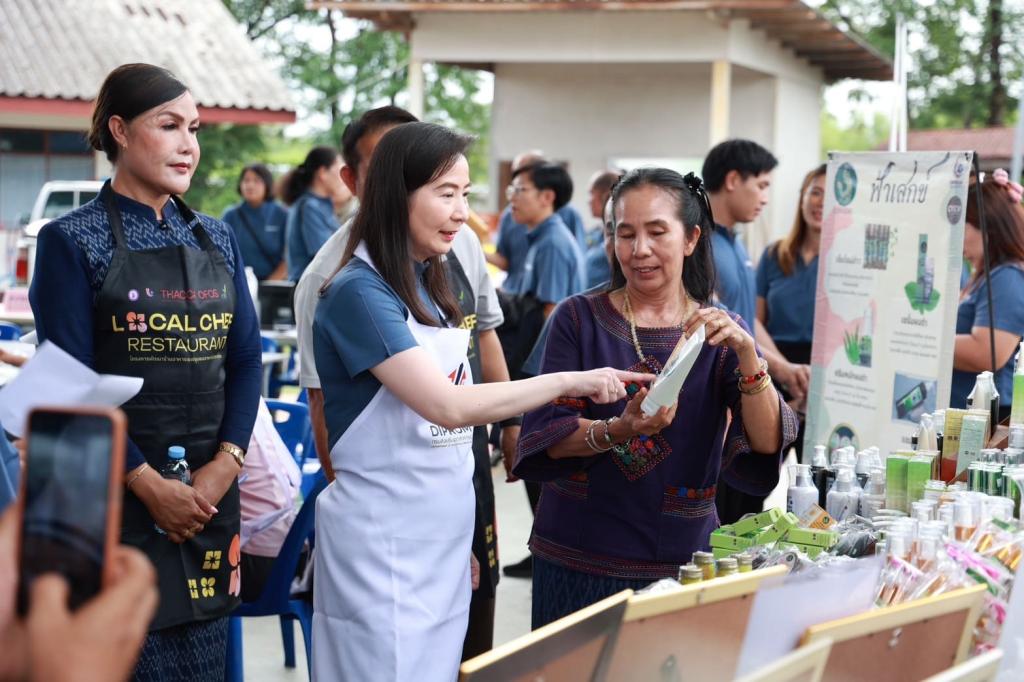 “อธิบดีณัฏฐิญา” เดินเครื่องดีพร้อมคอมมูนิตี้ เร่งให้ทักษะชุมชนท่าค้อ ดึงอัตลักษณ์อาหารพื้นถิ่น หวังสร้างอาชีพ กระจายรายได้สู่เศรษฐกิจชุมชน ตามนโยบาย รวอ.เอกนัฏ