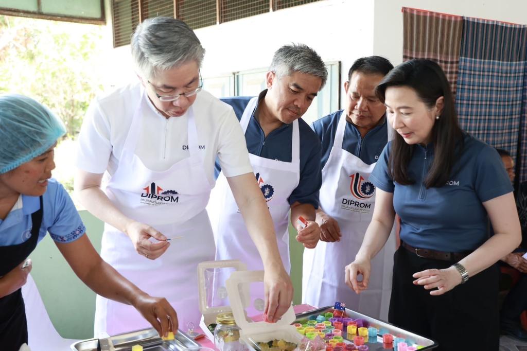 ”ปลัดณัฐพล“ ติดปีกชุมชน “ดีพร้อม” นครพนม ให้ทักษะแปรรูปผัก ผลไม้ สมุนไพรท้องถิ่น สร้างอาชีพ สร้างรายได้ สร้างเศรษฐกิจชุมชนตำบลรามราช ท่าอุเทน สู่การพัฒนาที่ยั่งยืนตามนโยบาย รมว.เอกนัฏ