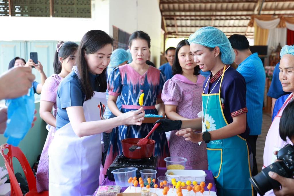 ”ปลัดณัฐพล“ ติดปีกชุมชน “ดีพร้อม” นครพนม ให้ทักษะแปรรูปผัก ผลไม้ สมุนไพรท้องถิ่น สร้างอาชีพ สร้างรายได้ สร้างเศรษฐกิจชุมชนตำบลรามราช ท่าอุเทน สู่การพัฒนาที่ยั่งยืนตามนโยบาย รมว.เอกนัฏ