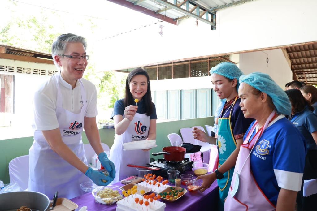 ”ปลัดณัฐพล“ ติดปีกชุมชน “ดีพร้อม” นครพนม ให้ทักษะแปรรูปผัก ผลไม้ สมุนไพรท้องถิ่น สร้างอาชีพ สร้างรายได้ สร้างเศรษฐกิจชุมชนตำบลรามราช ท่าอุเทน สู่การพัฒนาที่ยั่งยืนตามนโยบาย รมว.เอกนัฏ