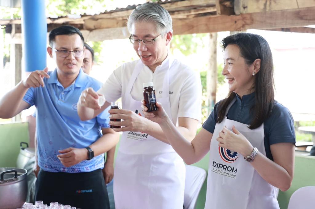 ”ปลัดณัฐพล“ ติดปีกชุมชน “ดีพร้อม” นครพนม ให้ทักษะแปรรูปผัก ผลไม้ สมุนไพรท้องถิ่น สร้างอาชีพ สร้างรายได้ สร้างเศรษฐกิจชุมชนตำบลรามราช ท่าอุเทน สู่การพัฒนาที่ยั่งยืนตามนโยบาย รมว.เอกนัฏ