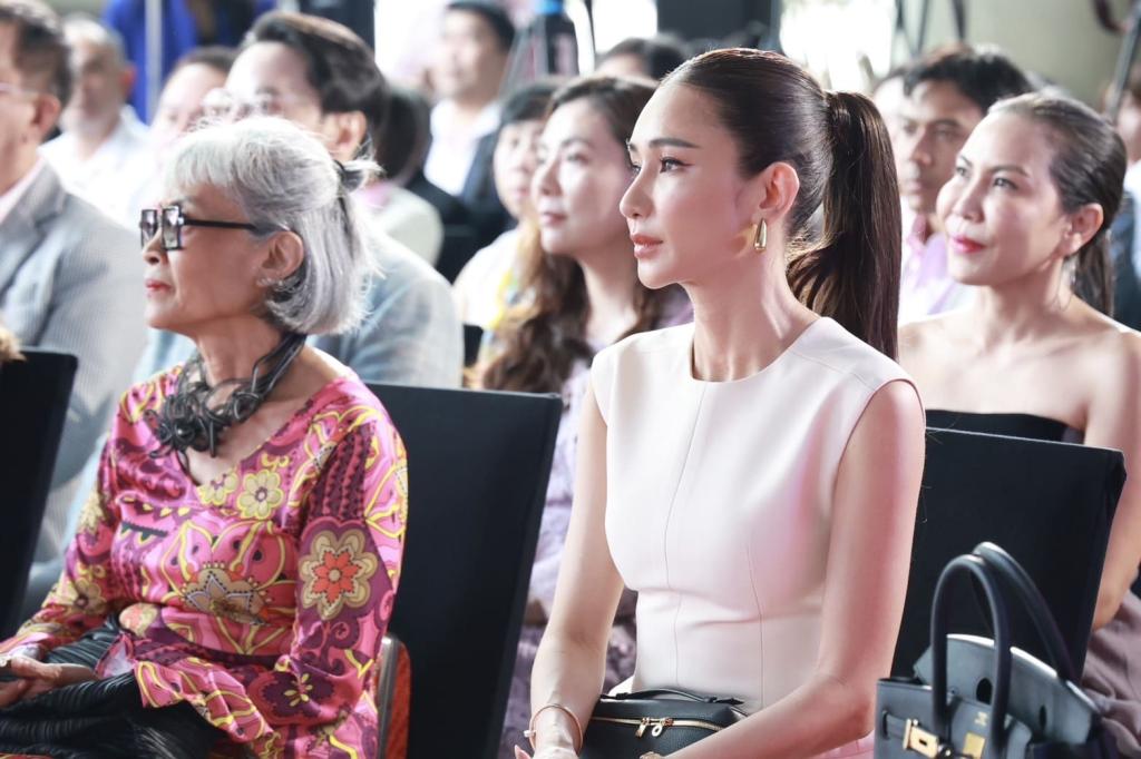 "ดีพร้อม" เดินหน้าปั้น Hero Brand อุตฯ เครื่องสำอางฯ หนุนพลัง Soft Power แฟชั่นไทย ยกระดับภูมิปัญญาสู่วัฒนธรรมสร้างสรรค์ตอบโจทย์ตลาดโลก คาดสร้างมูลค่ากว่า 62 ล้านบาท ตามนโยบาย "รมว.เอกนัฏ"
