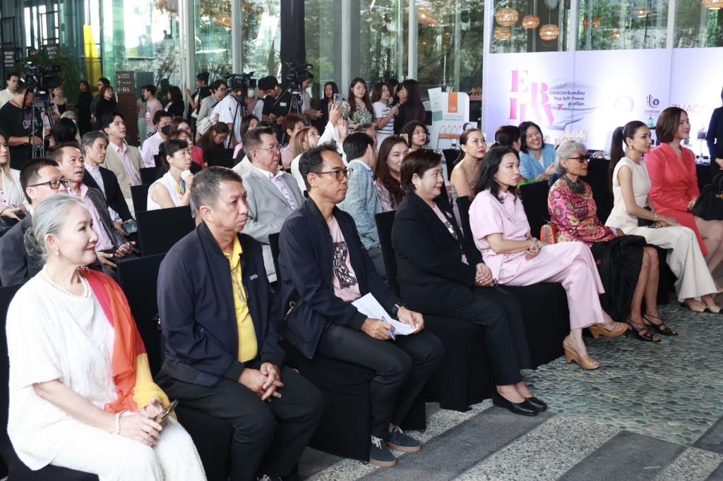 "ดีพร้อม" เดินหน้าปั้น Hero Brand อุตฯ เครื่องสำอางฯ หนุนพลัง Soft Power แฟชั่นไทย ยกระดับภูมิปัญญาสู่วัฒนธรรมสร้างสรรค์ตอบโจทย์ตลาดโลก คาดสร้างมูลค่ากว่า 62 ล้านบาท ตามนโยบาย "รมว.เอกนัฏ"
