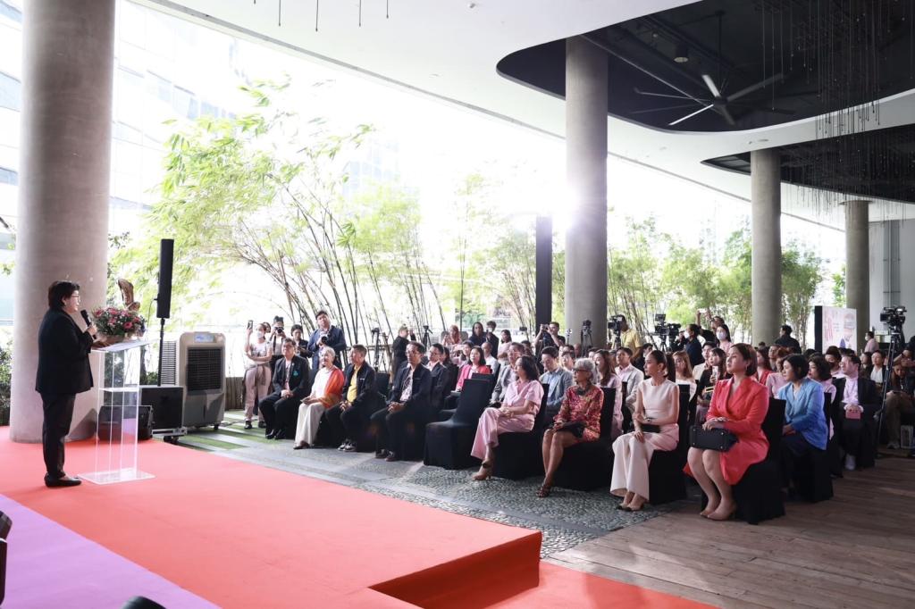 "ดีพร้อม" เดินหน้าปั้น Hero Brand อุตฯ เครื่องสำอางฯ หนุนพลัง Soft Power แฟชั่นไทย ยกระดับภูมิปัญญาสู่วัฒนธรรมสร้างสรรค์ตอบโจทย์ตลาดโลก คาดสร้างมูลค่ากว่า 62 ล้านบาท ตามนโยบาย "รมว.เอกนัฏ"