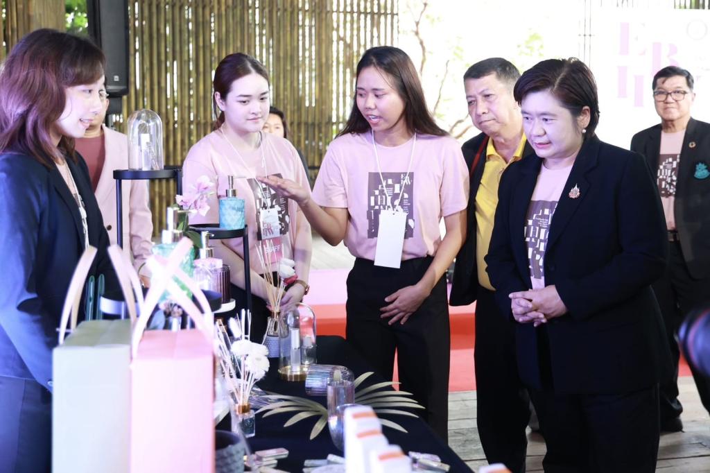 "ดีพร้อม" เดินหน้าปั้น Hero Brand อุตฯ เครื่องสำอางฯ หนุนพลัง Soft Power แฟชั่นไทย ยกระดับภูมิปัญญาสู่วัฒนธรรมสร้างสรรค์ตอบโจทย์ตลาดโลก คาดสร้างมูลค่ากว่า 62 ล้านบาท ตามนโยบาย "รมว.เอกนัฏ"