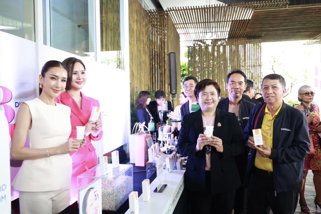 "ดีพร้อม" เดินหน้าปั้น Hero Brand อุตฯ เครื่องสำอางฯ หนุนพลัง Soft Power แฟชั่นไทย ยกระดับภูมิปัญญาสู่วัฒนธรรมสร้างสรรค์ตอบโจทย์ตลาดโลก คาดสร้างมูลค่ากว่า 62 ล้านบาท ตามนโยบาย "รมว.เอกนัฏ"