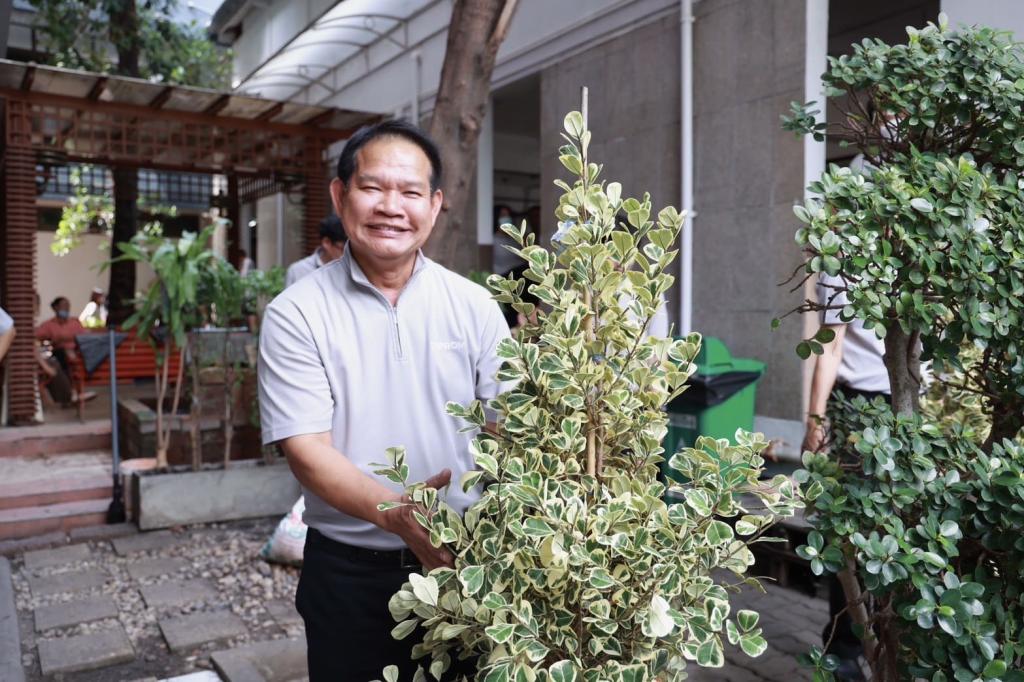 รสอ.สุรพล นำทีมเจ้าหน้าที่สำนักงานเลขาฯ “ฟื้นฟูธรรมชาติ สร้างบรรยากาศ ดีพร้อมคอมมูนิตี้” ปรับภูมิทัศน์ภายนอกและภายในน่าอยู่ พร้อมชื่นชมบุคลากรที่มีการปฏิบัติตนสอดคล้องหลักคุณธรรมเป้าหมาย