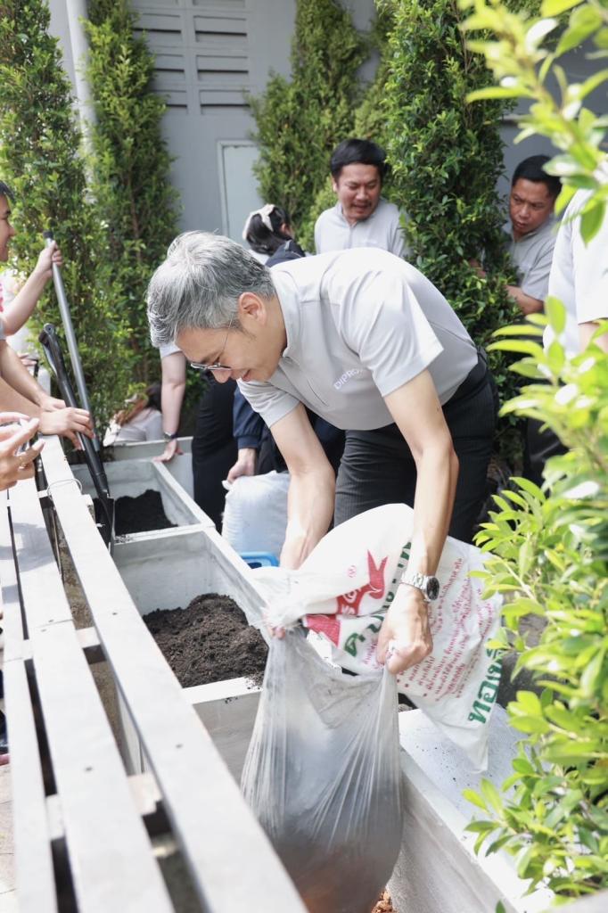 รสอ.สุรพล นำทีมเจ้าหน้าที่สำนักงานเลขาฯ “ฟื้นฟูธรรมชาติ สร้างบรรยากาศ ดีพร้อมคอมมูนิตี้” ปรับภูมิทัศน์ภายนอกและภายในน่าอยู่ พร้อมชื่นชมบุคลากรที่มีการปฏิบัติตนสอดคล้องหลักคุณธรรมเป้าหมาย