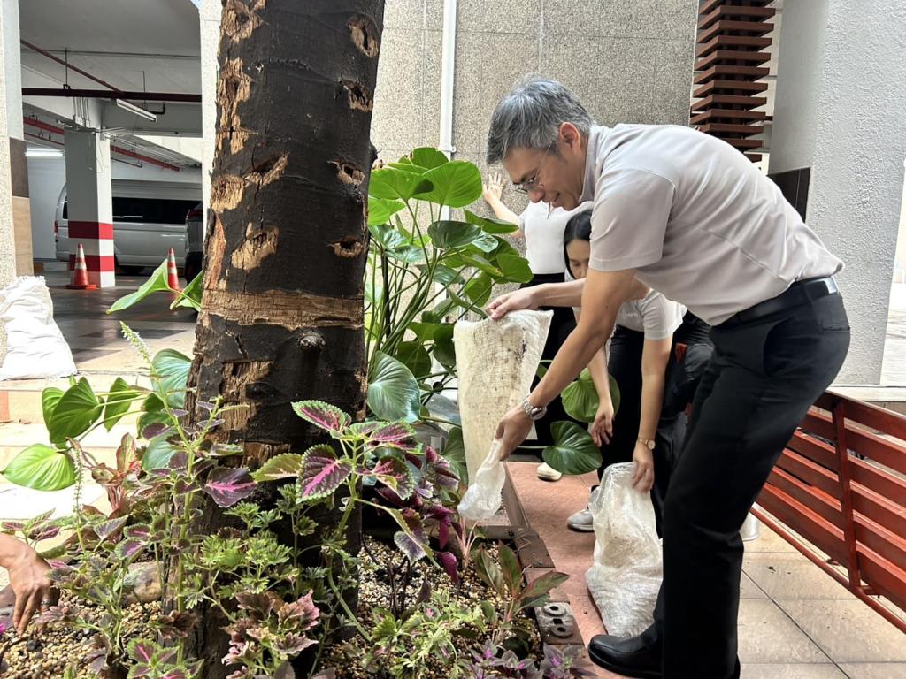 รสอ.สุรพล นำทีมเจ้าหน้าที่สำนักงานเลขาฯ “ฟื้นฟูธรรมชาติ สร้างบรรยากาศ ดีพร้อมคอมมูนิตี้” ปรับภูมิทัศน์ภายนอกและภายในน่าอยู่ พร้อมชื่นชมบุคลากรที่มีการปฏิบัติตนสอดคล้องหลักคุณธรรมเป้าหมาย
