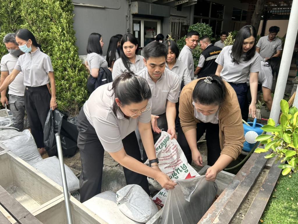รสอ.สุรพล นำทีมเจ้าหน้าที่สำนักงานเลขาฯ “ฟื้นฟูธรรมชาติ สร้างบรรยากาศ ดีพร้อมคอมมูนิตี้” ปรับภูมิทัศน์ภายนอกและภายในน่าอยู่ พร้อมชื่นชมบุคลากรที่มีการปฏิบัติตนสอดคล้องหลักคุณธรรมเป้าหมาย