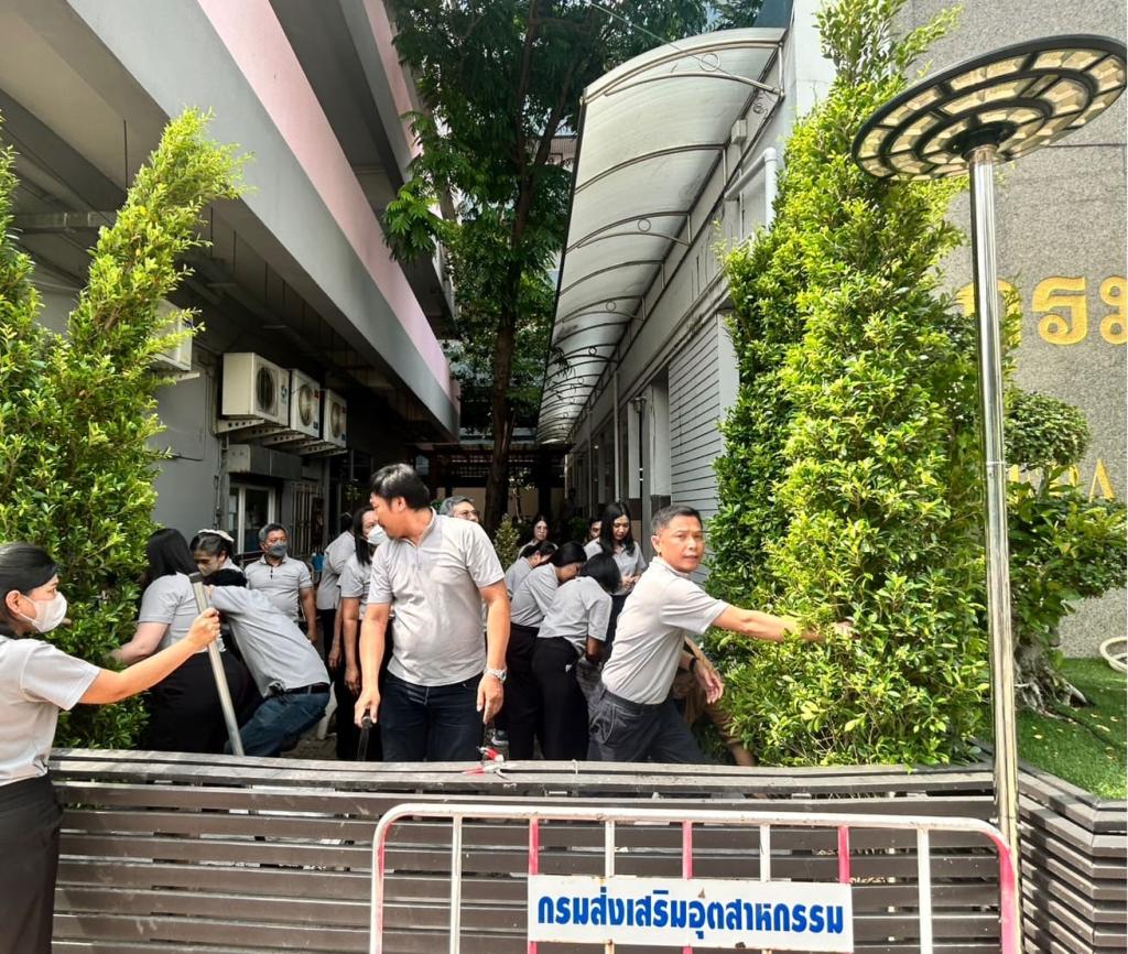 รสอ.สุรพล นำทีมเจ้าหน้าที่สำนักงานเลขาฯ “ฟื้นฟูธรรมชาติ สร้างบรรยากาศ ดีพร้อมคอมมูนิตี้” ปรับภูมิทัศน์ภายนอกและภายในน่าอยู่ พร้อมชื่นชมบุคลากรที่มีการปฏิบัติตนสอดคล้องหลักคุณธรรมเป้าหมาย