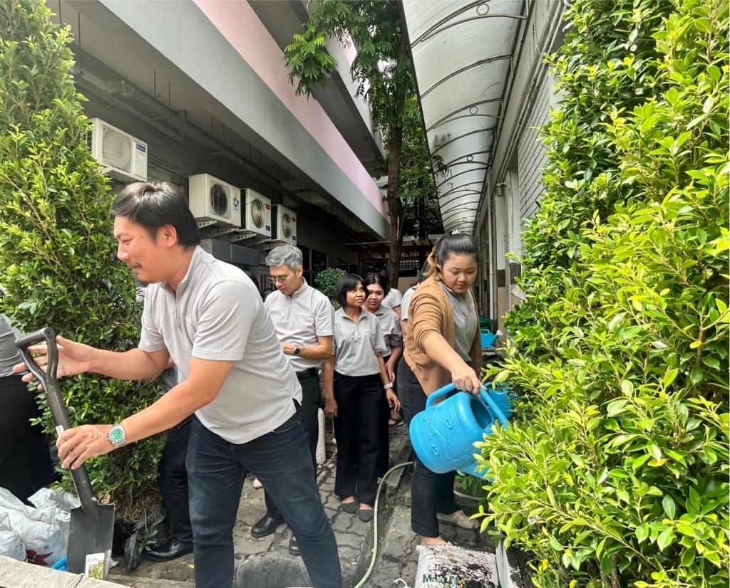 รสอ.สุรพล นำทีมเจ้าหน้าที่สำนักงานเลขาฯ “ฟื้นฟูธรรมชาติ สร้างบรรยากาศ ดีพร้อมคอมมูนิตี้” ปรับภูมิทัศน์ภายนอกและภายในน่าอยู่ พร้อมชื่นชมบุคลากรที่มีการปฏิบัติตนสอดคล้องหลักคุณธรรมเป้าหมาย