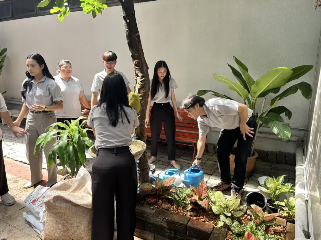 รสอ.สุรพล นำทีมเจ้าหน้าที่สำนักงานเลขาฯ “ฟื้นฟูธรรมชาติ สร้างบรรยากาศ ดีพร้อมคอมมูนิตี้” ปรับภูมิทัศน์ภายนอกและภายในน่าอยู่ พร้อมชื่นชมบุคลากรที่มีการปฏิบัติตนสอดคล้องหลักคุณธรรมเป้าหมาย