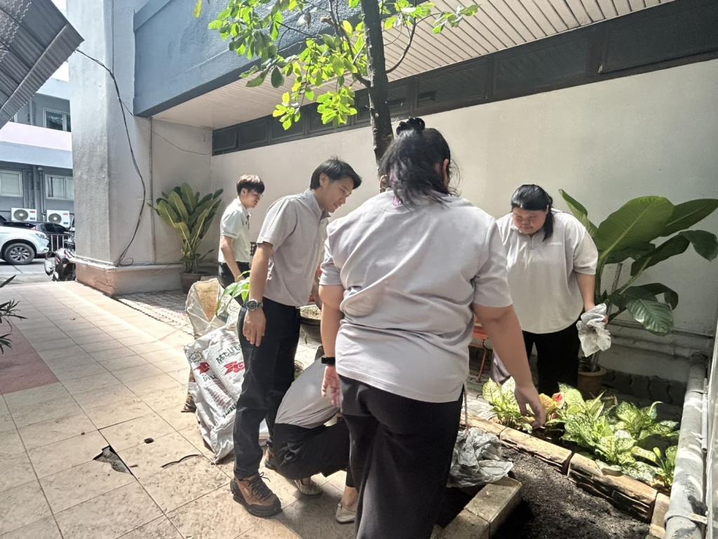 รสอ.สุรพล นำทีมเจ้าหน้าที่สำนักงานเลขาฯ “ฟื้นฟูธรรมชาติ สร้างบรรยากาศ ดีพร้อมคอมมูนิตี้” ปรับภูมิทัศน์ภายนอกและภายในน่าอยู่ พร้อมชื่นชมบุคลากรที่มีการปฏิบัติตนสอดคล้องหลักคุณธรรมเป้าหมาย