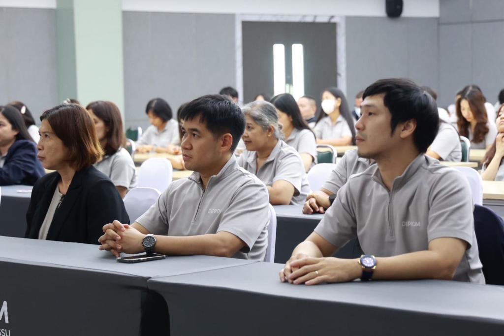 รสอ.สุรพล นำทีมเจ้าหน้าที่สำนักงานเลขาฯ “ฟื้นฟูธรรมชาติ สร้างบรรยากาศ ดีพร้อมคอมมูนิตี้” ปรับภูมิทัศน์ภายนอกและภายในน่าอยู่ พร้อมชื่นชมบุคลากรที่มีการปฏิบัติตนสอดคล้องหลักคุณธรรมเป้าหมาย