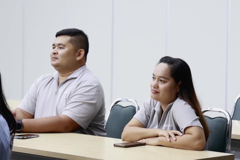 รสอ.สุรพล นำทีมเจ้าหน้าที่สำนักงานเลขาฯ “ฟื้นฟูธรรมชาติ สร้างบรรยากาศ ดีพร้อมคอมมูนิตี้” ปรับภูมิทัศน์ภายนอกและภายในน่าอยู่ พร้อมชื่นชมบุคลากรที่มีการปฏิบัติตนสอดคล้องหลักคุณธรรมเป้าหมาย