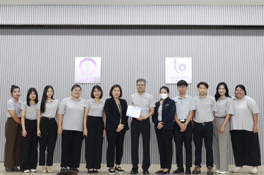 รสอ.สุรพล นำทีมเจ้าหน้าที่สำนักงานเลขาฯ “ฟื้นฟูธรรมชาติ สร้างบรรยากาศ ดีพร้อมคอมมูนิตี้” ปรับภูมิทัศน์ภายนอกและภายในน่าอยู่ พร้อมชื่นชมบุคลากรที่มีการปฏิบัติตนสอดคล้องหลักคุณธรรมเป้าหมาย