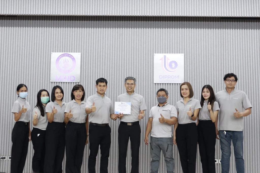 รสอ.สุรพล นำทีมเจ้าหน้าที่สำนักงานเลขาฯ “ฟื้นฟูธรรมชาติ สร้างบรรยากาศ ดีพร้อมคอมมูนิตี้” ปรับภูมิทัศน์ภายนอกและภายในน่าอยู่ พร้อมชื่นชมบุคลากรที่มีการปฏิบัติตนสอดคล้องหลักคุณธรรมเป้าหมาย