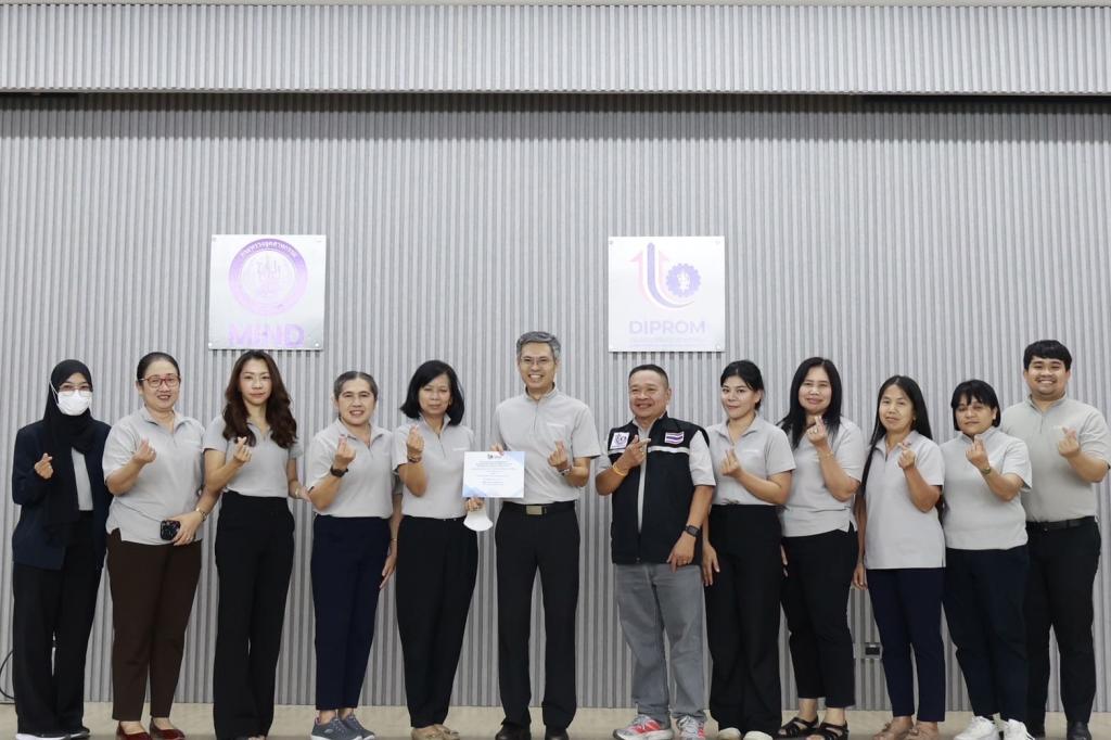 รสอ.สุรพล นำทีมเจ้าหน้าที่สำนักงานเลขาฯ “ฟื้นฟูธรรมชาติ สร้างบรรยากาศ ดีพร้อมคอมมูนิตี้” ปรับภูมิทัศน์ภายนอกและภายในน่าอยู่ พร้อมชื่นชมบุคลากรที่มีการปฏิบัติตนสอดคล้องหลักคุณธรรมเป้าหมาย