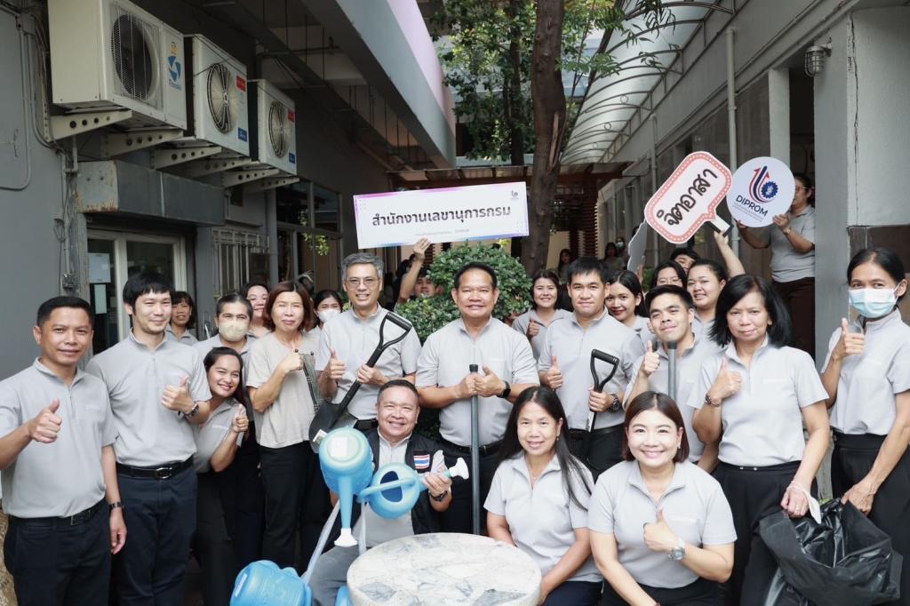 รสอ.สุรพล นำทีมเจ้าหน้าที่สำนักงานเลขาฯ “ฟื้นฟูธรรมชาติ สร้างบรรยากาศ ดีพร้อมคอมมูนิตี้” ปรับภูมิทัศน์ภายนอกและภายในน่าอยู่ พร้อมชื่นชมบุคลากรที่มีการปฏิบัติตนสอดคล้องหลักคุณธรรมเป้าหมาย
