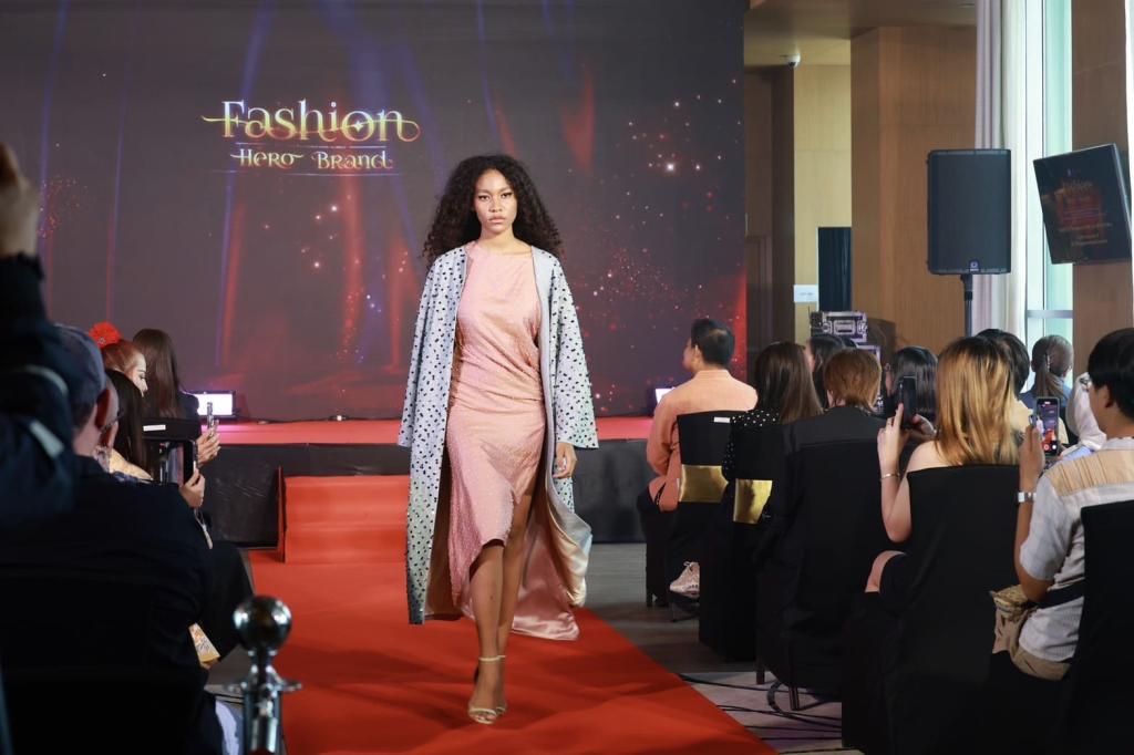 “ดีพร้อม” ปลุกพลัง อุตฯ เสื้อผ้าและเครื่องแต่งกายไทย สร้าง “Fashion Hero Brand” พร้อมหนุนพลัง Soft Power แฟชั่น หวังยกระดับแบรนด์ไทยสู่สากลอย่างยั่งยืนตามนโยบาย รมว.เอกนัฏ คาดสร้างมูลค่ากว่า 100 ล้านบาท