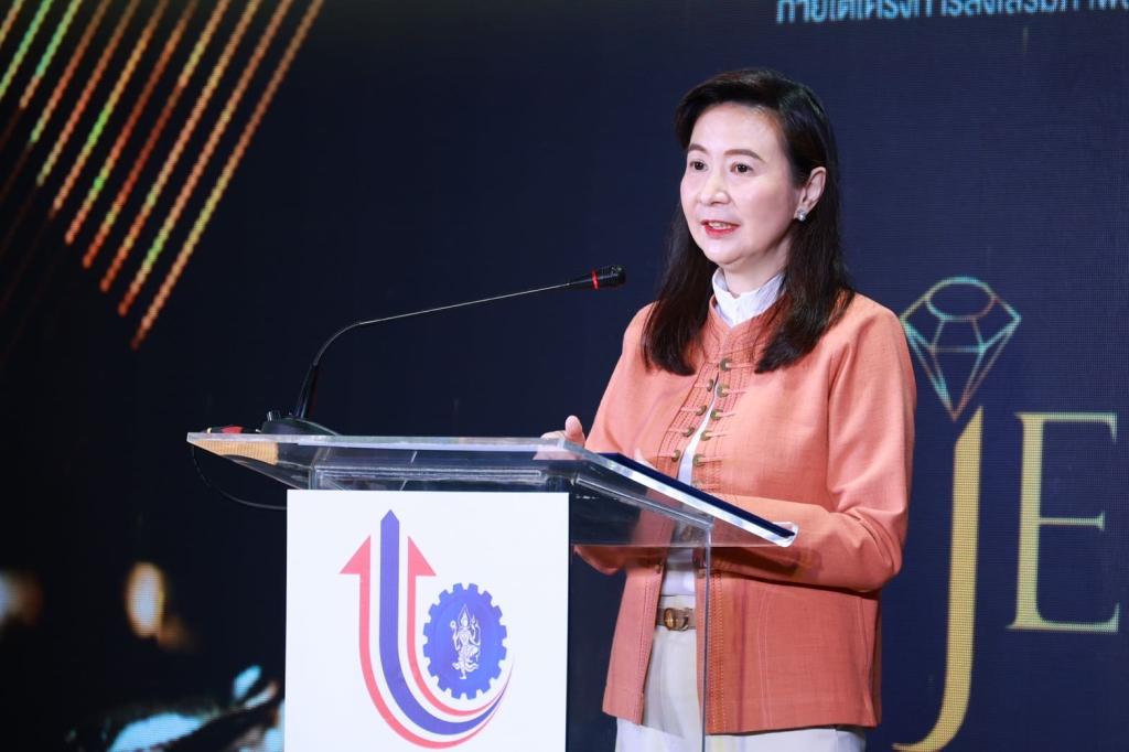 “ดีพร้อม” ดันสุดลิ่มอุตฯ อัญมณีฯ สร้างต้นแบบ Hero Brand Jewelry ดึงอัตลักษณ์ไทยร่วมสมัย หนุนพลัง Soft Power แฟชั่นปักหมุดสู่แบรนด์สากล ตามนโยบาย รมว.เอกนัฏ คาดเศรษฐกิจโตกว่า 100 ล้านบาท