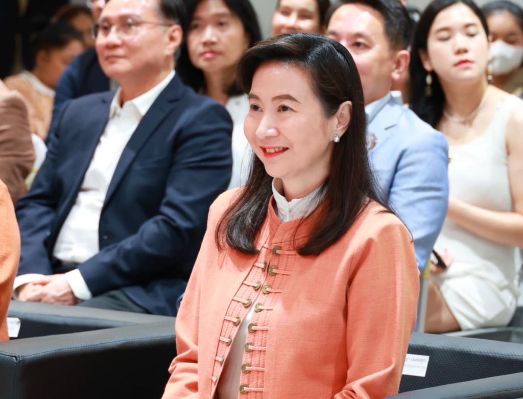 “ดีพร้อม” ดันสุดลิ่มอุตฯ อัญมณีฯ สร้างต้นแบบ Hero Brand Jewelry ดึงอัตลักษณ์ไทยร่วมสมัย หนุนพลัง Soft Power แฟชั่นปักหมุดสู่แบรนด์สากล ตามนโยบาย รมว.เอกนัฏ คาดเศรษฐกิจโตกว่า 100 ล้านบาท