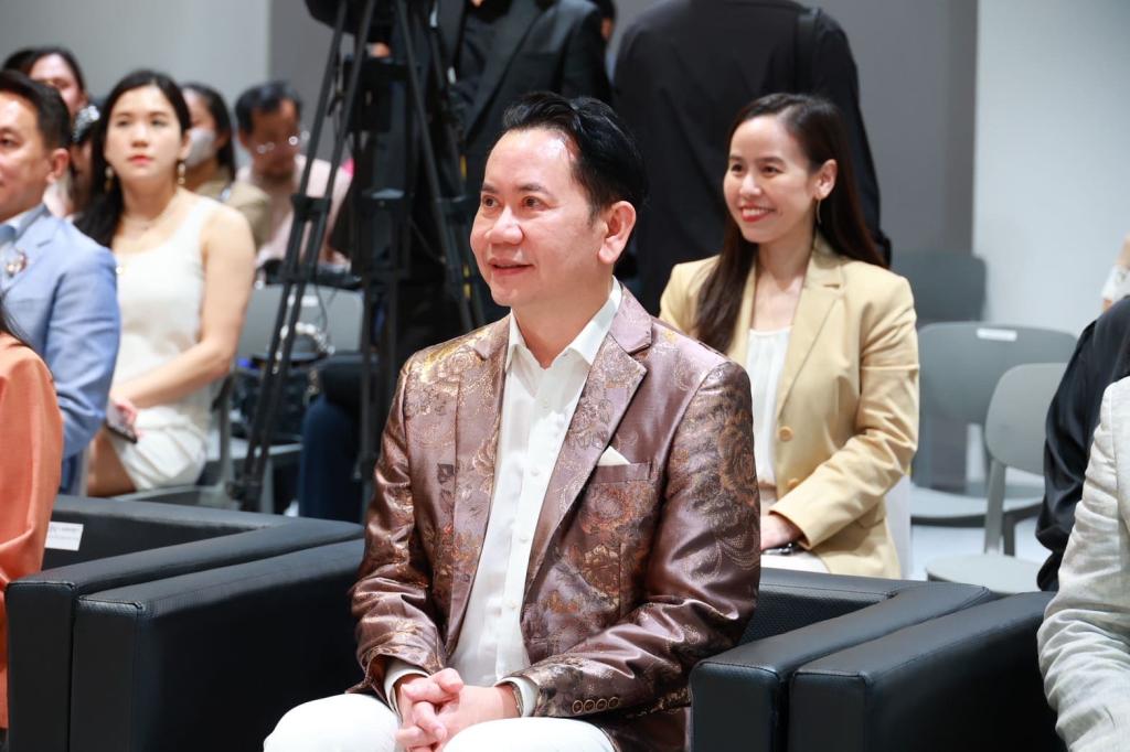 “ดีพร้อม” ดันสุดลิ่มอุตฯ อัญมณีฯ สร้างต้นแบบ Hero Brand Jewelry ดึงอัตลักษณ์ไทยร่วมสมัย หนุนพลัง Soft Power แฟชั่นปักหมุดสู่แบรนด์สากล ตามนโยบาย รมว.เอกนัฏ คาดเศรษฐกิจโตกว่า 100 ล้านบาท
