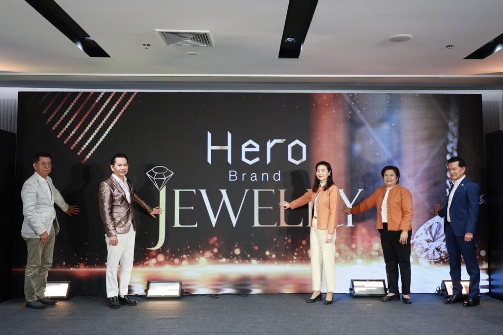 “ดีพร้อม” ดันสุดลิ่มอุตฯ อัญมณีฯ สร้างต้นแบบ Hero Brand Jewelry ดึงอัตลักษณ์ไทยร่วมสมัย หนุนพลัง Soft Power แฟชั่นปักหมุดสู่แบรนด์สากล ตามนโยบาย รมว.เอกนัฏ คาดเศรษฐกิจโตกว่า 100 ล้านบาท