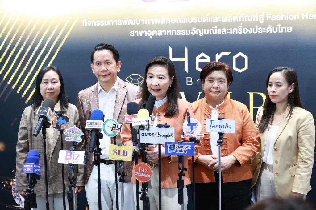 “ดีพร้อม” ดันสุดลิ่มอุตฯ อัญมณีฯ สร้างต้นแบบ Hero Brand Jewelry ดึงอัตลักษณ์ไทยร่วมสมัย หนุนพลัง Soft Power แฟชั่นปักหมุดสู่แบรนด์สากล ตามนโยบาย รมว.เอกนัฏ คาดเศรษฐกิจโตกว่า 100 ล้านบาท
