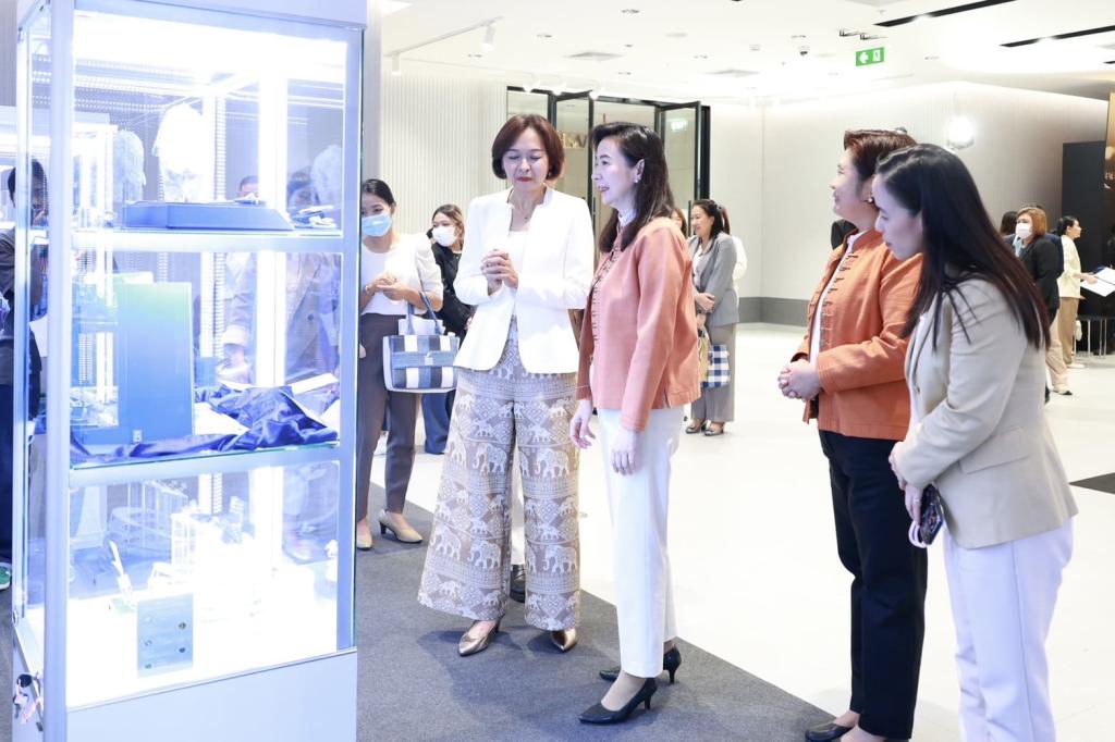 “ดีพร้อม” ดันสุดลิ่มอุตฯ อัญมณีฯ สร้างต้นแบบ Hero Brand Jewelry ดึงอัตลักษณ์ไทยร่วมสมัย หนุนพลัง Soft Power แฟชั่นปักหมุดสู่แบรนด์สากล ตามนโยบาย รมว.เอกนัฏ คาดเศรษฐกิจโตกว่า 100 ล้านบาท
