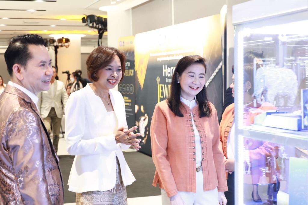“ดีพร้อม” ดันสุดลิ่มอุตฯ อัญมณีฯ สร้างต้นแบบ Hero Brand Jewelry ดึงอัตลักษณ์ไทยร่วมสมัย หนุนพลัง Soft Power แฟชั่นปักหมุดสู่แบรนด์สากล ตามนโยบาย รมว.เอกนัฏ คาดเศรษฐกิจโตกว่า 100 ล้านบาท