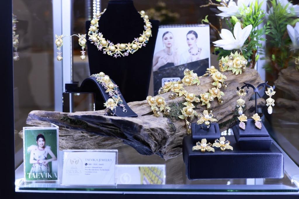 “ดีพร้อม” ดันสุดลิ่มอุตฯ อัญมณีฯ สร้างต้นแบบ Hero Brand Jewelry ดึงอัตลักษณ์ไทยร่วมสมัย หนุนพลัง Soft Power แฟชั่นปักหมุดสู่แบรนด์สากล ตามนโยบาย รมว.เอกนัฏ คาดเศรษฐกิจโตกว่า 100 ล้านบาท