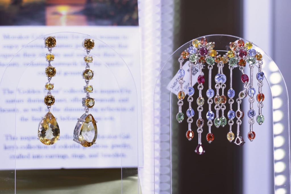 “ดีพร้อม” ดันสุดลิ่มอุตฯ อัญมณีฯ สร้างต้นแบบ Hero Brand Jewelry ดึงอัตลักษณ์ไทยร่วมสมัย หนุนพลัง Soft Power แฟชั่นปักหมุดสู่แบรนด์สากล ตามนโยบาย รมว.เอกนัฏ คาดเศรษฐกิจโตกว่า 100 ล้านบาท