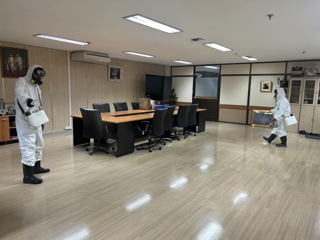 “ดีพร้อม“ ร่วมใจ ไม่ประมาท การ์ดอย่าตก กำชับเจ้าหน้าที่ป้องกันโควิด - 19 แนะวิธีทำความสะอาด สถานที่ทำงาน เมื่ออยู่ร่วมกับผู้ติดเชื้อโควิด-19