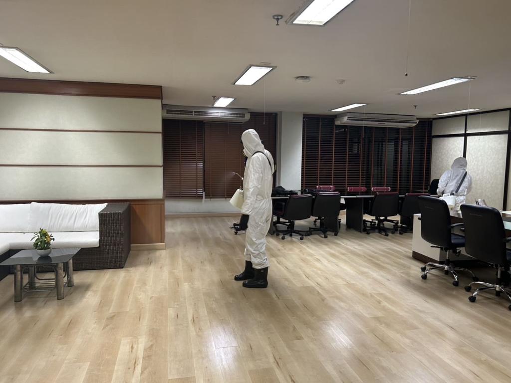 “ดีพร้อม“ ร่วมใจ ไม่ประมาท การ์ดอย่าตก กำชับเจ้าหน้าที่ป้องกันโควิด - 19 แนะวิธีทำความสะอาด สถานที่ทำงาน เมื่ออยู่ร่วมกับผู้ติดเชื้อโควิด-19