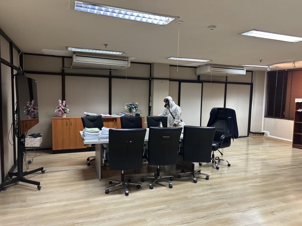 “ดีพร้อม“ ร่วมใจ ไม่ประมาท การ์ดอย่าตก กำชับเจ้าหน้าที่ป้องกันโควิด - 19 แนะวิธีทำความสะอาด สถานที่ทำงาน เมื่ออยู่ร่วมกับผู้ติดเชื้อโควิด-19