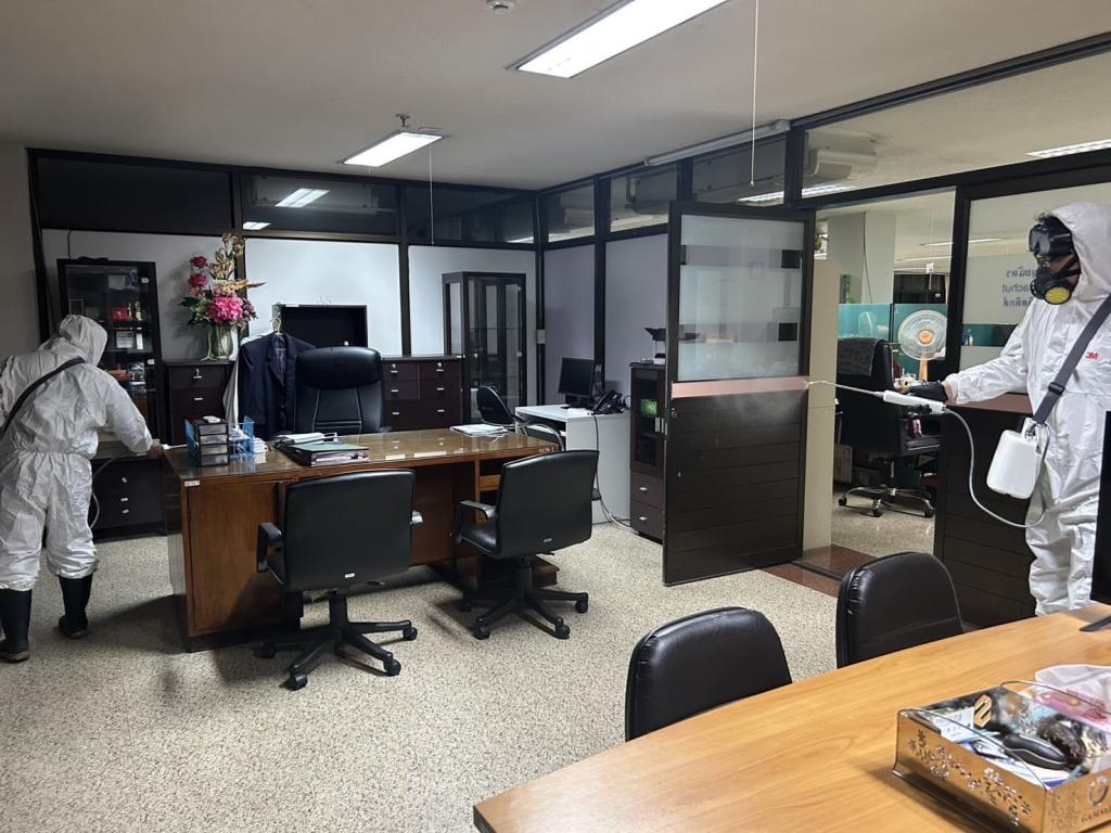 “ดีพร้อม“ ร่วมใจ ไม่ประมาท การ์ดอย่าตก กำชับเจ้าหน้าที่ป้องกันโควิด - 19 แนะวิธีทำความสะอาด สถานที่ทำงาน เมื่ออยู่ร่วมกับผู้ติดเชื้อโควิด-19