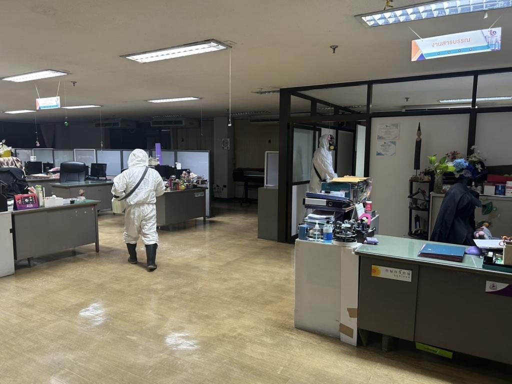 “ดีพร้อม“ ร่วมใจ ไม่ประมาท การ์ดอย่าตก กำชับเจ้าหน้าที่ป้องกันโควิด - 19 แนะวิธีทำความสะอาด สถานที่ทำงาน เมื่ออยู่ร่วมกับผู้ติดเชื้อโควิด-19