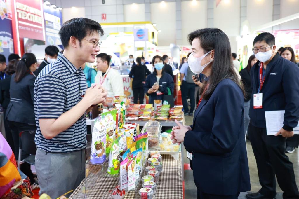“อธิบดีณัฏฐิญา” นำทัพ พัฒนาอุตฯ ชุมชน แท็คทีม เกษตรอุตสาหกรรม ยกครัว "ดีพร้อมคอมมูนิตี้" ร่วมงาน THAIFEX – ANUGA ASIA 2025 ด้วยแนวคิด The Great Ingredients เปิดประสบการณ์ ให้โอกาสธุรกิจ ขยายตลาด เชื่อมต่อคู่ค้าคุณภาพระดับโลก ตามนโยบาย รมว.เอกนัฏ