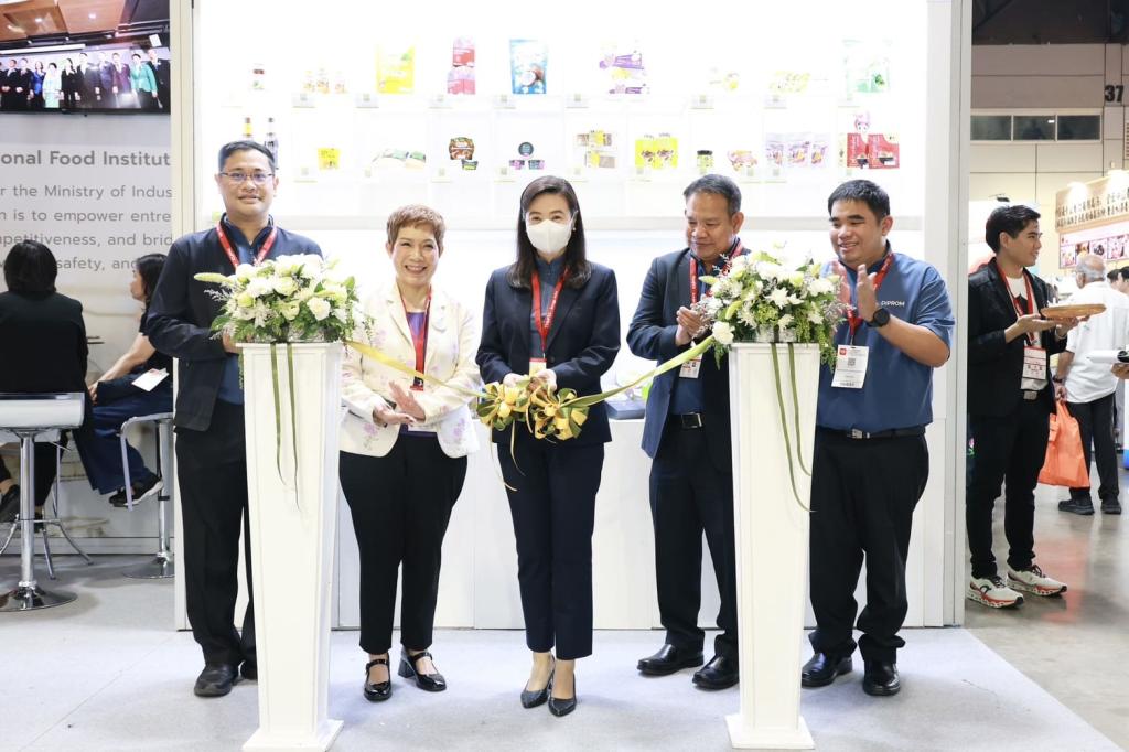 “อธิบดีณัฏฐิญา” นำทัพ พัฒนาอุตฯ ชุมชน แท็คทีม เกษตรอุตสาหกรรม ยกครัว "ดีพร้อมคอมมูนิตี้" ร่วมงาน THAIFEX – ANUGA ASIA 2025 ด้วยแนวคิด The Great Ingredients เปิดประสบการณ์ ให้โอกาสธุรกิจ ขยายตลาด เชื่อมต่อคู่ค้าคุณภาพระดับโลก ตามนโยบาย รมว.เอกนัฏ