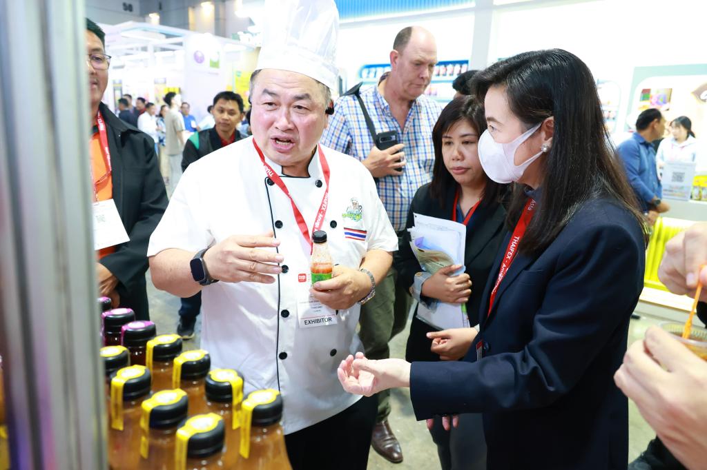 “อธิบดีณัฏฐิญา” นำทัพ พัฒนาอุตฯ ชุมชน แท็คทีม เกษตรอุตสาหกรรม ยกครัว "ดีพร้อมคอมมูนิตี้" ร่วมงาน THAIFEX – ANUGA ASIA 2025 ด้วยแนวคิด The Great Ingredients เปิดประสบการณ์ ให้โอกาสธุรกิจ ขยายตลาด เชื่อมต่อคู่ค้าคุณภาพระดับโลก ตามนโยบาย รมว.เอกนัฏ