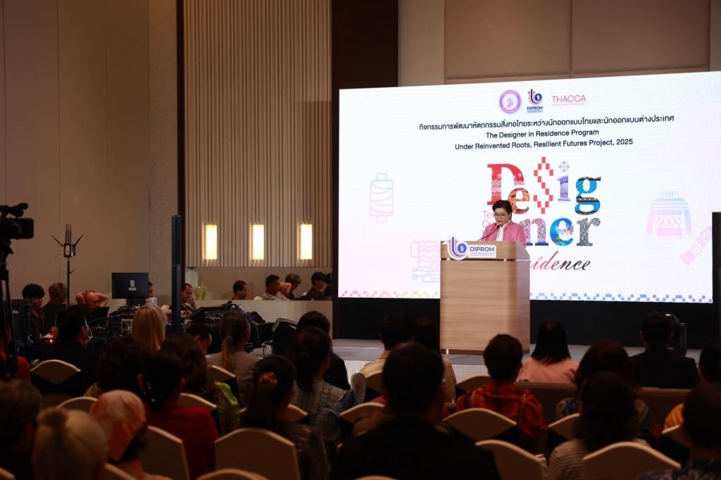“ดีพร้อม” รุกปั้นดีไซเนอร์ สานฝันหัตถกรรมสิ่งทอไทย พร้อมพัฒนาสินค้าชุมชนต้นแบบ เดินหน้าผลักดัน Soft Power แฟชั่นไทยสู่สากล ตามนโยบาย "รมว.เอกนัฏ"