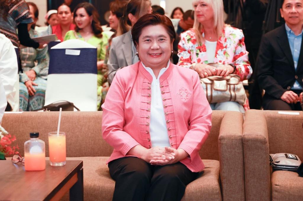 “ดีพร้อม” รุกปั้นดีไซเนอร์ สานฝันหัตถกรรมสิ่งทอไทย พร้อมพัฒนาสินค้าชุมชนต้นแบบ เดินหน้าผลักดัน Soft Power แฟชั่นไทยสู่สากล ตามนโยบาย "รมว.เอกนัฏ"