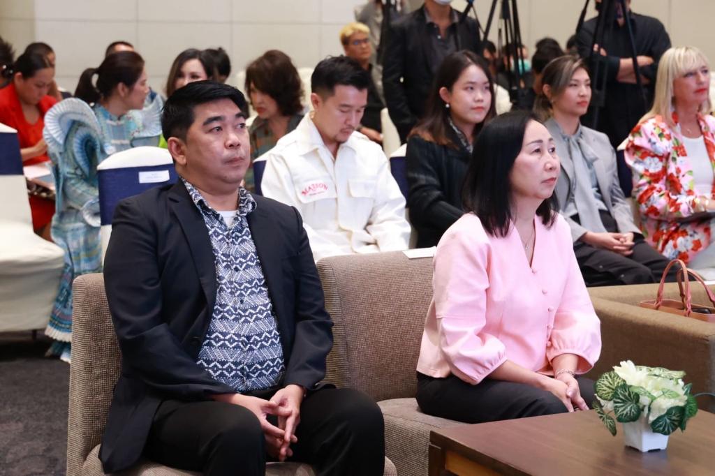 “ดีพร้อม” รุกปั้นดีไซเนอร์ สานฝันหัตถกรรมสิ่งทอไทย พร้อมพัฒนาสินค้าชุมชนต้นแบบ เดินหน้าผลักดัน Soft Power แฟชั่นไทยสู่สากล ตามนโยบาย "รมว.เอกนัฏ"