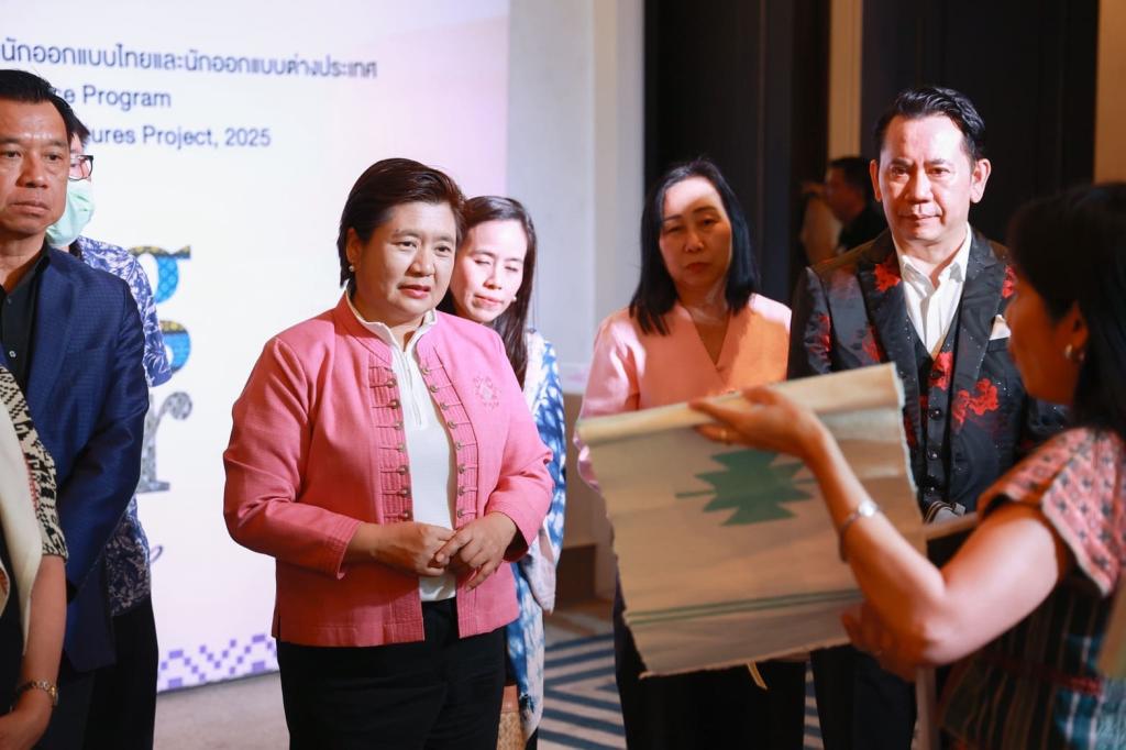 “ดีพร้อม” รุกปั้นดีไซเนอร์ สานฝันหัตถกรรมสิ่งทอไทย พร้อมพัฒนาสินค้าชุมชนต้นแบบ เดินหน้าผลักดัน Soft Power แฟชั่นไทยสู่สากล ตามนโยบาย "รมว.เอกนัฏ"