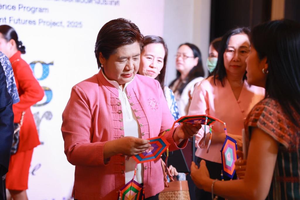 “ดีพร้อม” รุกปั้นดีไซเนอร์ สานฝันหัตถกรรมสิ่งทอไทย พร้อมพัฒนาสินค้าชุมชนต้นแบบ เดินหน้าผลักดัน Soft Power แฟชั่นไทยสู่สากล ตามนโยบาย "รมว.เอกนัฏ"
