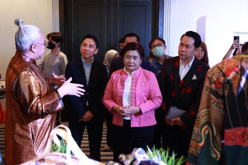 “ดีพร้อม” รุกปั้นดีไซเนอร์ สานฝันหัตถกรรมสิ่งทอไทย พร้อมพัฒนาสินค้าชุมชนต้นแบบ เดินหน้าผลักดัน Soft Power แฟชั่นไทยสู่สากล ตามนโยบาย "รมว.เอกนัฏ"
