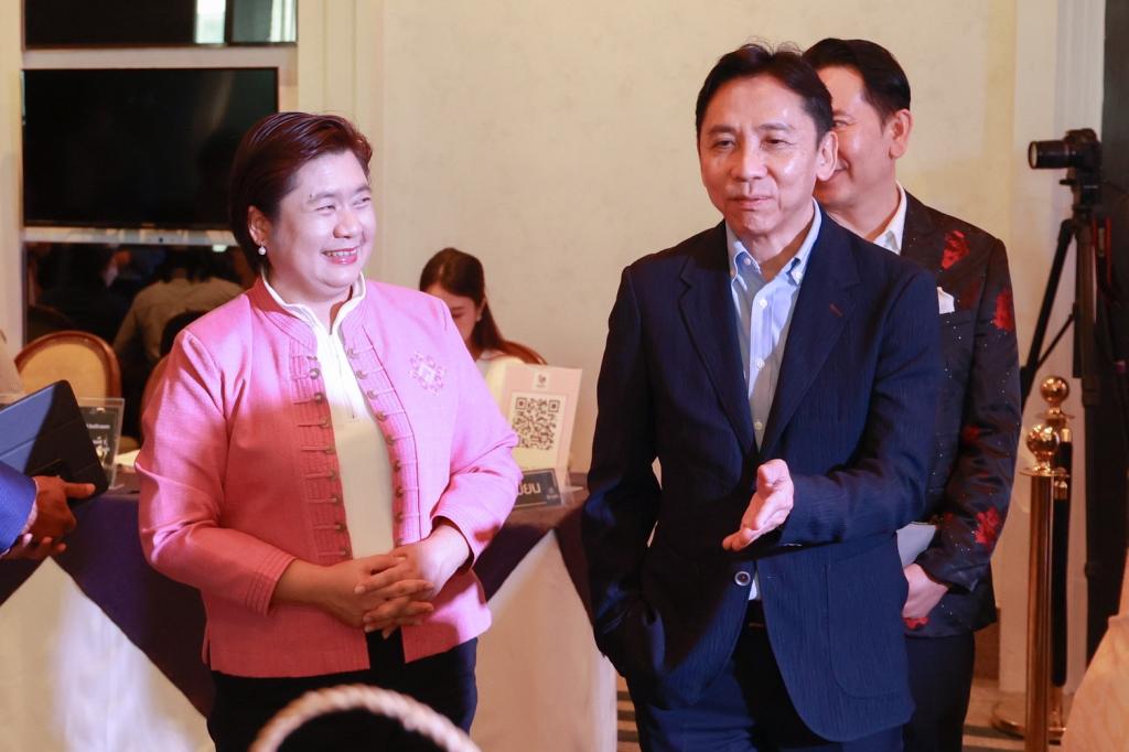 “ดีพร้อม” รุกปั้นดีไซเนอร์ สานฝันหัตถกรรมสิ่งทอไทย พร้อมพัฒนาสินค้าชุมชนต้นแบบ เดินหน้าผลักดัน Soft Power แฟชั่นไทยสู่สากล ตามนโยบาย "รมว.เอกนัฏ"