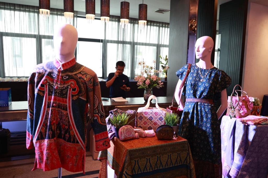 “ดีพร้อม” รุกปั้นดีไซเนอร์ สานฝันหัตถกรรมสิ่งทอไทย พร้อมพัฒนาสินค้าชุมชนต้นแบบ เดินหน้าผลักดัน Soft Power แฟชั่นไทยสู่สากล ตามนโยบาย "รมว.เอกนัฏ"